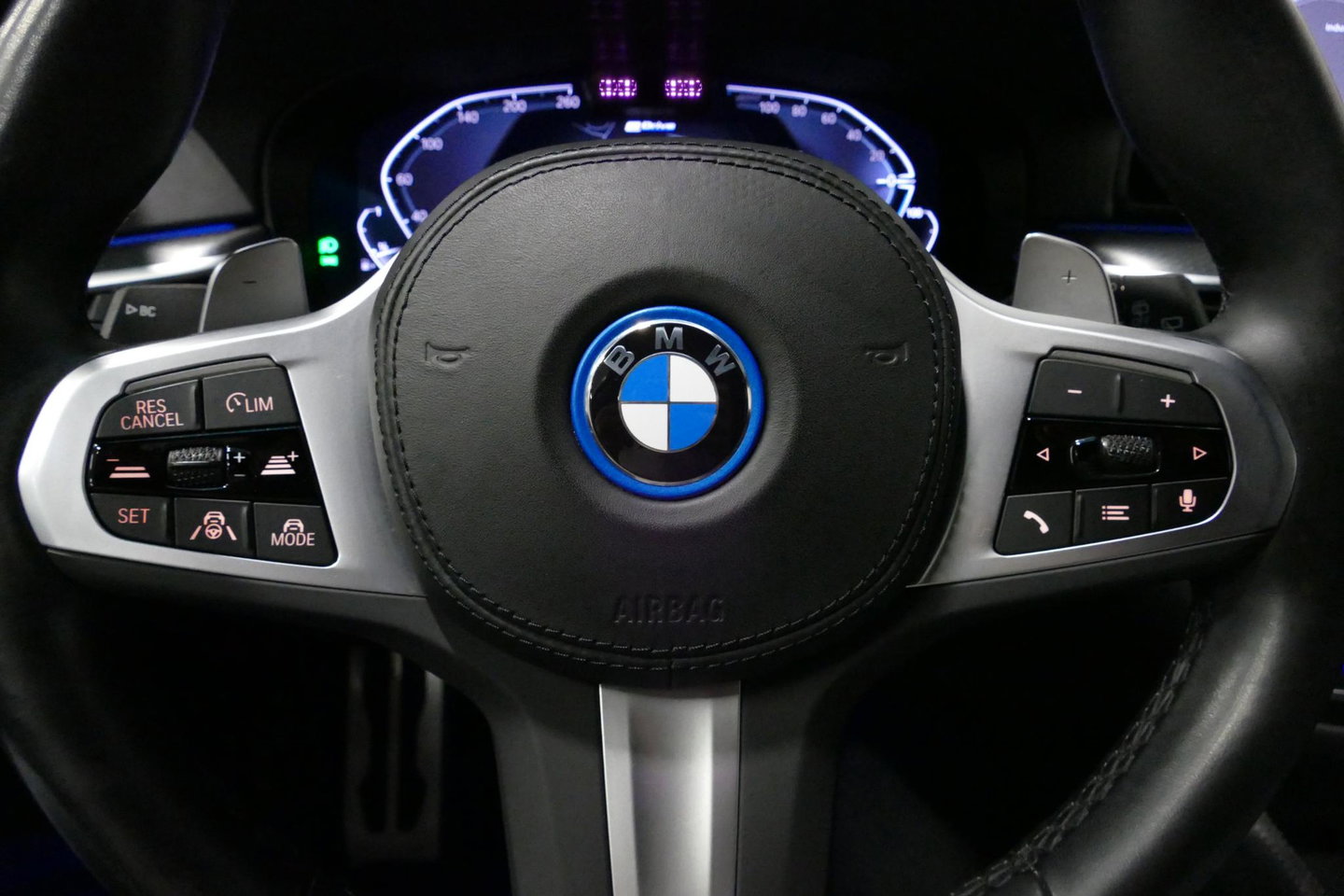 BMW 5 Serie 530e xDrive M Sport / M sport Bodykit / Elektr. verstelbare voorstoelen / 20'' LMV / Stoelverwarming / Ambienteverlichting / Full LED / Apple Carplay - Android Auto / Achteruitrijcamera / Sport stoelen / Dodehoek detectie / Lederen bekleding / Grootlichta