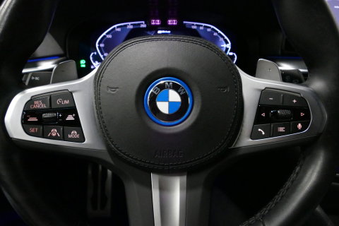 BMW 5 Serie 530e xDrive M Sport / M sport Bodykit / Elektr. verstelbare voorstoelen / 20'' LMV / Stoelverwarming / Ambienteverlichting / Full LED / Apple Carplay - Android Auto / Achteruitrijcamera / Sport stoelen / Dodehoek detectie / Lederen bekleding / Grootlichta