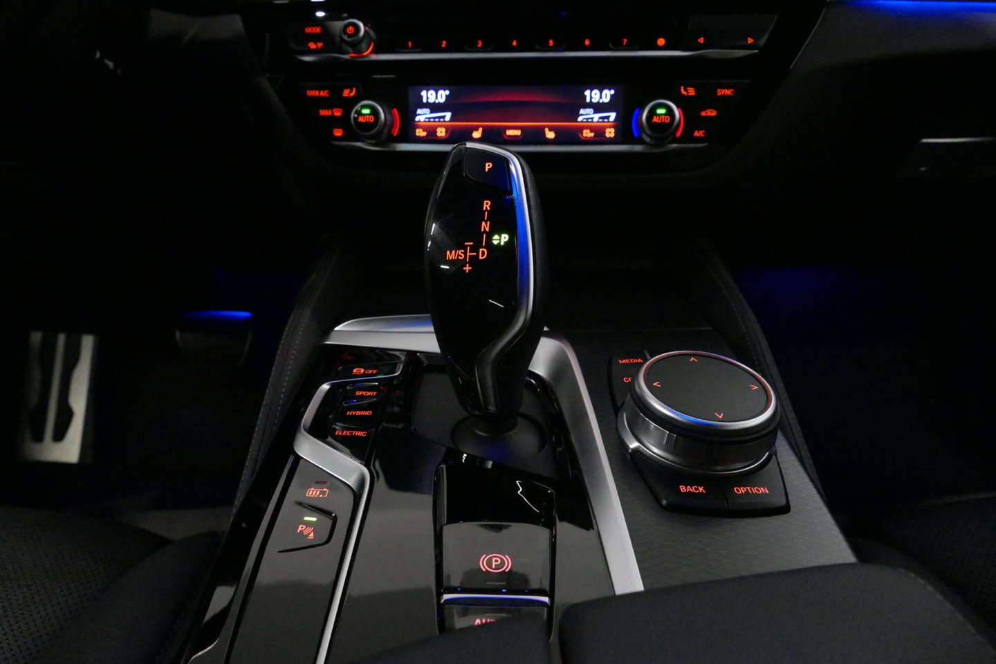 BMW 5 Serie 530e xDrive M Sport / M sport Bodykit / Elektr. verstelbare voorstoelen / 20'' LMV / Stoelverwarming / Ambienteverlichting / Full LED / Apple Carplay - Android Auto / Achteruitrijcamera / Sport stoelen / Dodehoek detectie / Lederen bekleding / Grootlichta