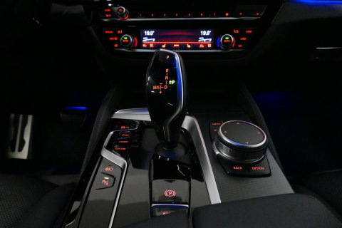 BMW 5 Serie 530e xDrive M Sport / M sport Bodykit / Elektr. verstelbare voorstoelen / 20'' LMV / Stoelverwarming / Ambienteverlichting / Full LED / Apple Carplay - Android Auto / Achteruitrijcamera / Sport stoelen / Dodehoek detectie / Lederen bekleding / Grootlichta