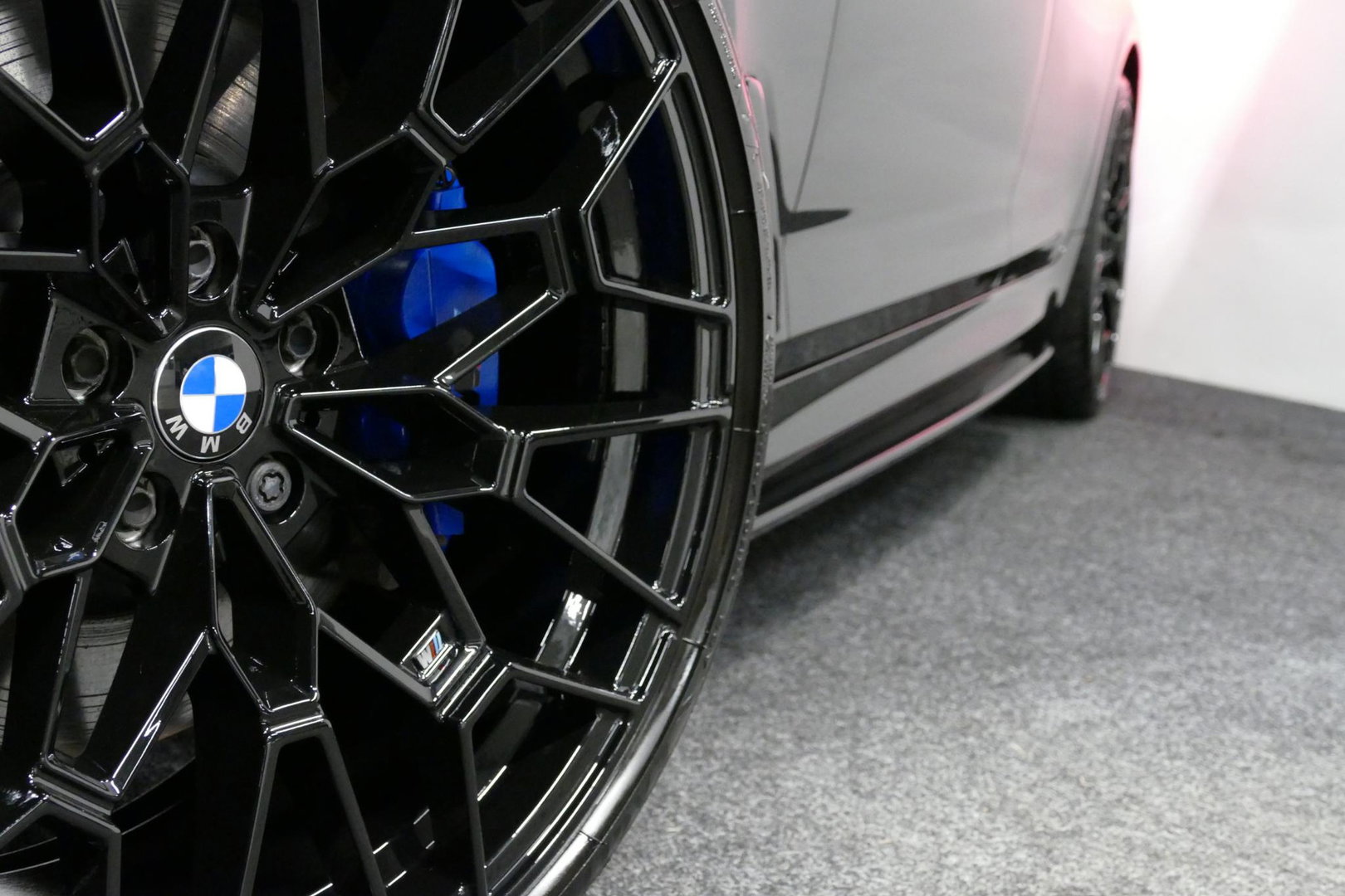BMW 5 Serie 530e xDrive M Sport / M sport Bodykit / Elektr. verstelbare voorstoelen / 20'' LMV / Stoelverwarming / Ambienteverlichting / Full LED / Apple Carplay - Android Auto / Achteruitrijcamera / Sport stoelen / Dodehoek detectie / Lederen bekleding / Grootlichta