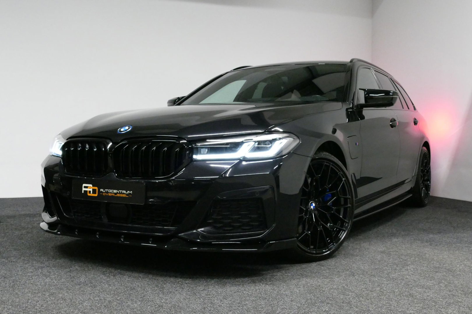 BMW 5 Serie 530e xDrive M Sport / M sport Bodykit / Elektr. verstelbare voorstoelen / 20'' LMV / Stoelverwarming / Ambienteverlichting / Full LED / Apple Carplay - Android Auto / Achteruitrijcamera / Sport stoelen / Dodehoek detectie / Lederen bekleding / Grootlichta