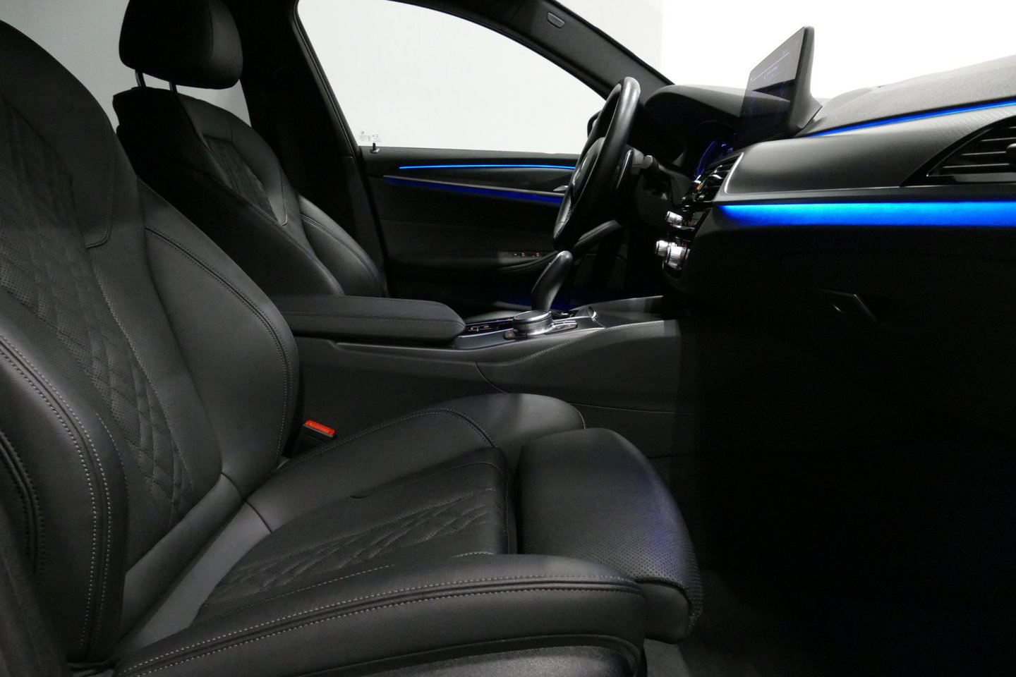 BMW 5 Serie 530e xDrive M Sport / M sport Bodykit / Elektr. verstelbare voorstoelen / 20'' LMV / Stoelverwarming / Ambienteverlichting / Full LED / Apple Carplay - Android Auto / Achteruitrijcamera / Sport stoelen / Dodehoek detectie / Lederen bekleding / Grootlichta