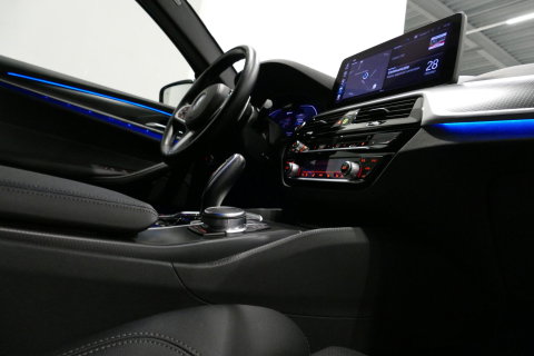 BMW 5 Serie 530e xDrive M Sport / M sport Bodykit / Elektr. verstelbare voorstoelen / 20'' LMV / Stoelverwarming / Ambienteverlichting / Full LED / Apple Carplay - Android Auto / Achteruitrijcamera / Sport stoelen / Dodehoek detectie / Lederen bekleding / Grootlichta
