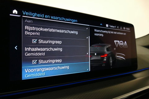 BMW 5 Serie 530e xDrive M Sport / M sport Bodykit / Elektr. verstelbare voorstoelen / 20'' LMV / Stoelverwarming / Ambienteverlichting / Full LED / Apple Carplay - Android Auto / Achteruitrijcamera / Sport stoelen / Dodehoek detectie / Lederen bekleding / Grootlichta
