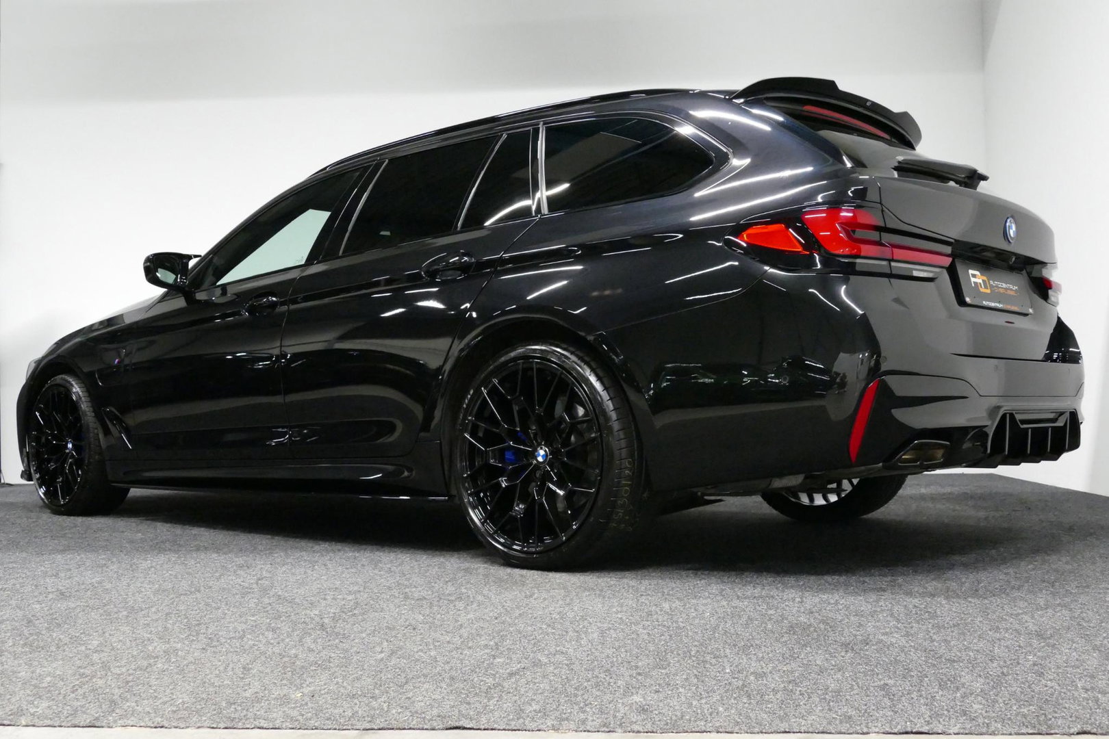 BMW 5 Serie 530e xDrive M Sport / M sport Bodykit / Elektr. verstelbare voorstoelen / 20'' LMV / Stoelverwarming / Ambienteverlichting / Full LED / Apple Carplay - Android Auto / Achteruitrijcamera / Sport stoelen / Dodehoek detectie / Lederen bekleding / Grootlichta
