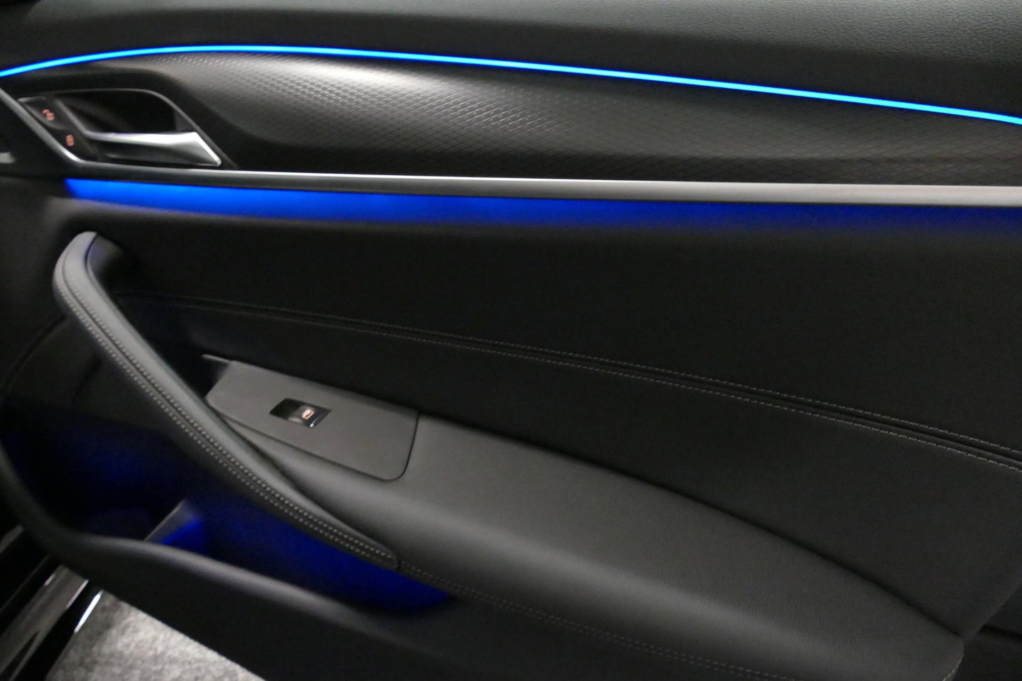 BMW 5 Serie 530e xDrive M Sport / M sport Bodykit / Elektr. verstelbare voorstoelen / 20'' LMV / Stoelverwarming / Ambienteverlichting / Full LED / Apple Carplay - Android Auto / Achteruitrijcamera / Sport stoelen / Dodehoek detectie / Lederen bekleding / Grootlichta