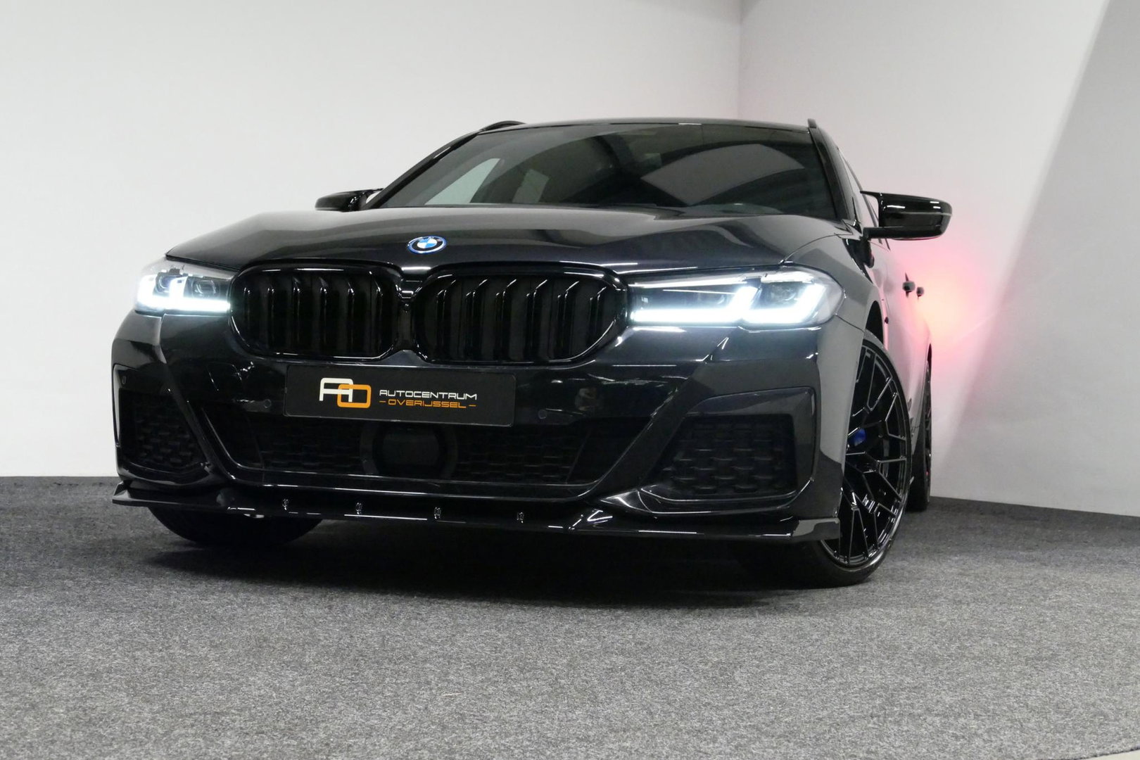 BMW 5 Serie 530e xDrive M Sport / M sport Bodykit / Elektr. verstelbare voorstoelen / 20'' LMV / Stoelverwarming / Ambienteverlichting / Full LED / Apple Carplay - Android Auto / Achteruitrijcamera / Sport stoelen / Dodehoek detectie / Lederen bekleding / Grootlichta