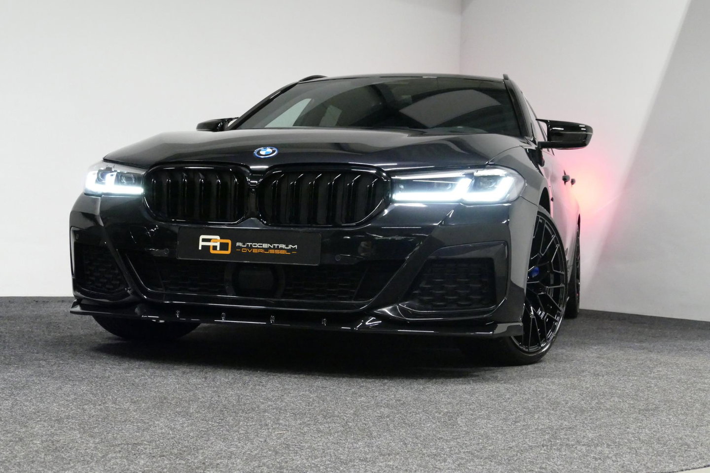 BMW 5 Serie 530e xDrive M Sport / M sport Bodykit / Elektr. verstelbare voorstoelen / 20'' LMV / Stoelverwarming / Ambienteverlichting / Full LED / Apple Carplay - Android Auto / Achteruitrijcamera / Sport stoelen / Dodehoek detectie / Lederen bekleding / Grootlichta