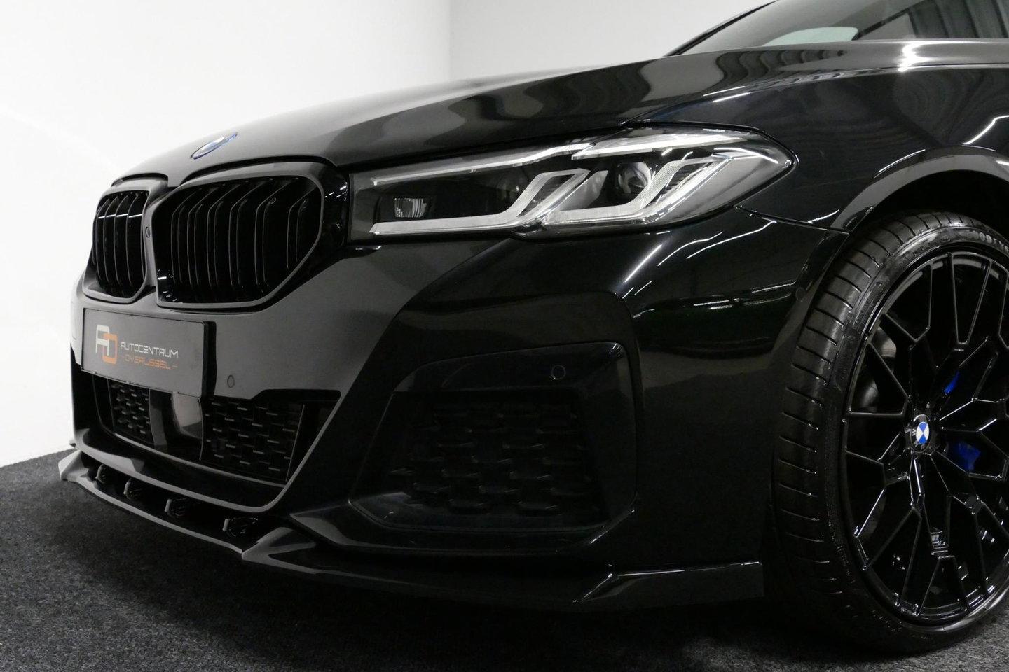 BMW 5 Serie 530e xDrive M Sport / M sport Bodykit / Elektr. verstelbare voorstoelen / 20'' LMV / Stoelverwarming / Ambienteverlichting / Full LED / Apple Carplay - Android Auto / Achteruitrijcamera / Sport stoelen / Dodehoek detectie / Lederen bekleding / Grootlichta