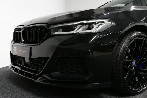 BMW 5 Serie 530e xDrive M Sport / M sport Bodykit / Elektr. verstelbare voorstoelen / 20'' LMV / Stoelverwarming / Ambienteverlichting / Full LED / Apple Carplay - Android Auto / Achteruitrijcamera / Sport stoelen / Dodehoek detectie / Lederen bekleding / Grootlichta