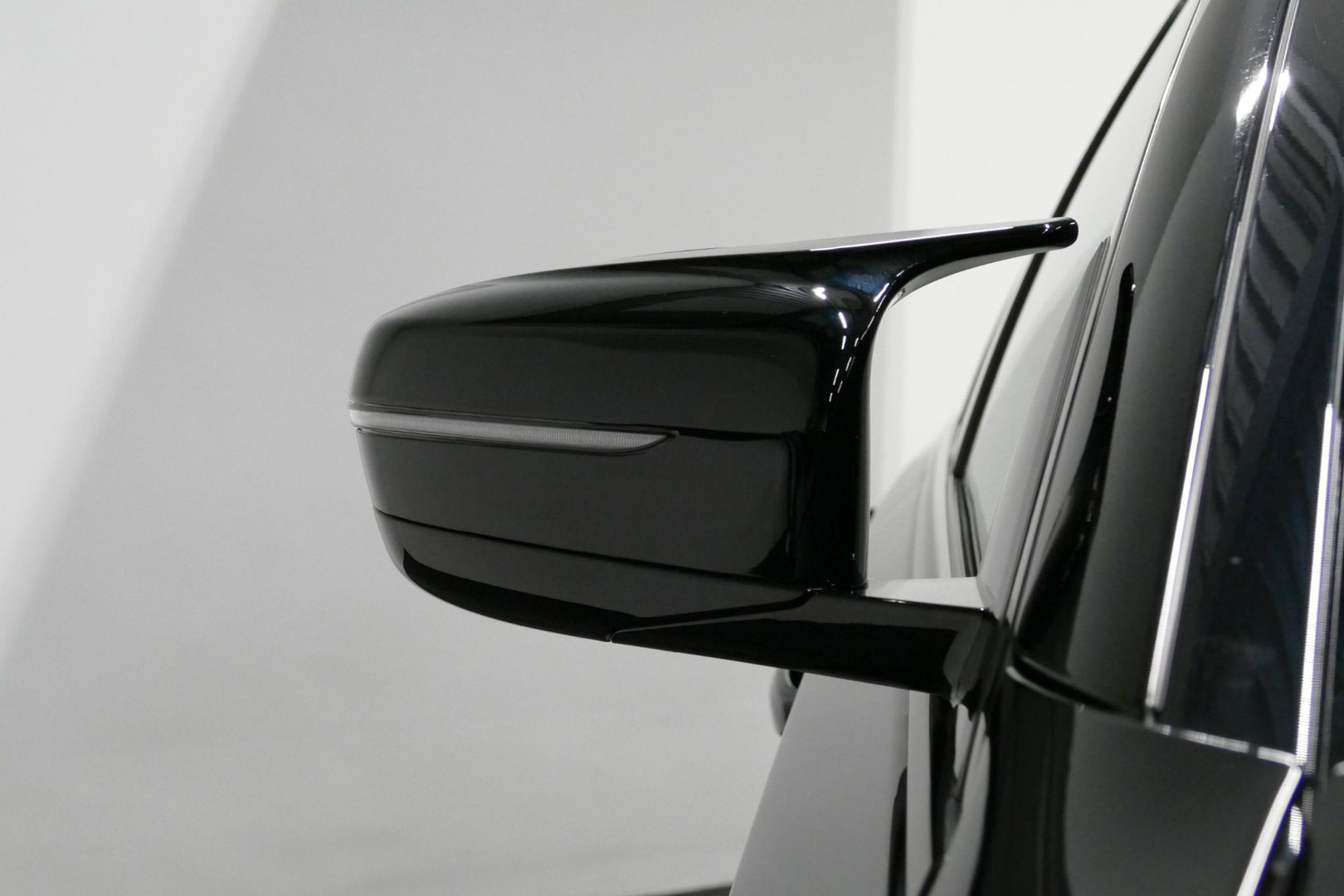 BMW 5 Serie 530e xDrive M Sport / M sport Bodykit / Elektr. verstelbare voorstoelen / 20'' LMV / Stoelverwarming / Ambienteverlichting / Full LED / Apple Carplay - Android Auto / Achteruitrijcamera / Sport stoelen / Dodehoek detectie / Lederen bekleding / Grootlichta