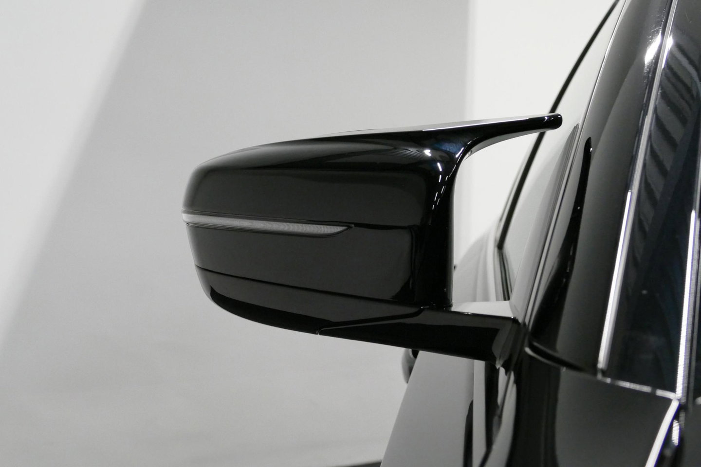 BMW 5 Serie 530e xDrive M Sport / M sport Bodykit / Elektr. verstelbare voorstoelen / 20'' LMV / Stoelverwarming / Ambienteverlichting / Full LED / Apple Carplay - Android Auto / Achteruitrijcamera / Sport stoelen / Dodehoek detectie / Lederen bekleding / Grootlichta