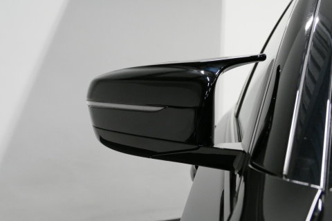 BMW 5 Serie 530e xDrive M Sport / M sport Bodykit / Elektr. verstelbare voorstoelen / 20'' LMV / Stoelverwarming / Ambienteverlichting / Full LED / Apple Carplay - Android Auto / Achteruitrijcamera / Sport stoelen / Dodehoek detectie / Lederen bekleding / Grootlichta