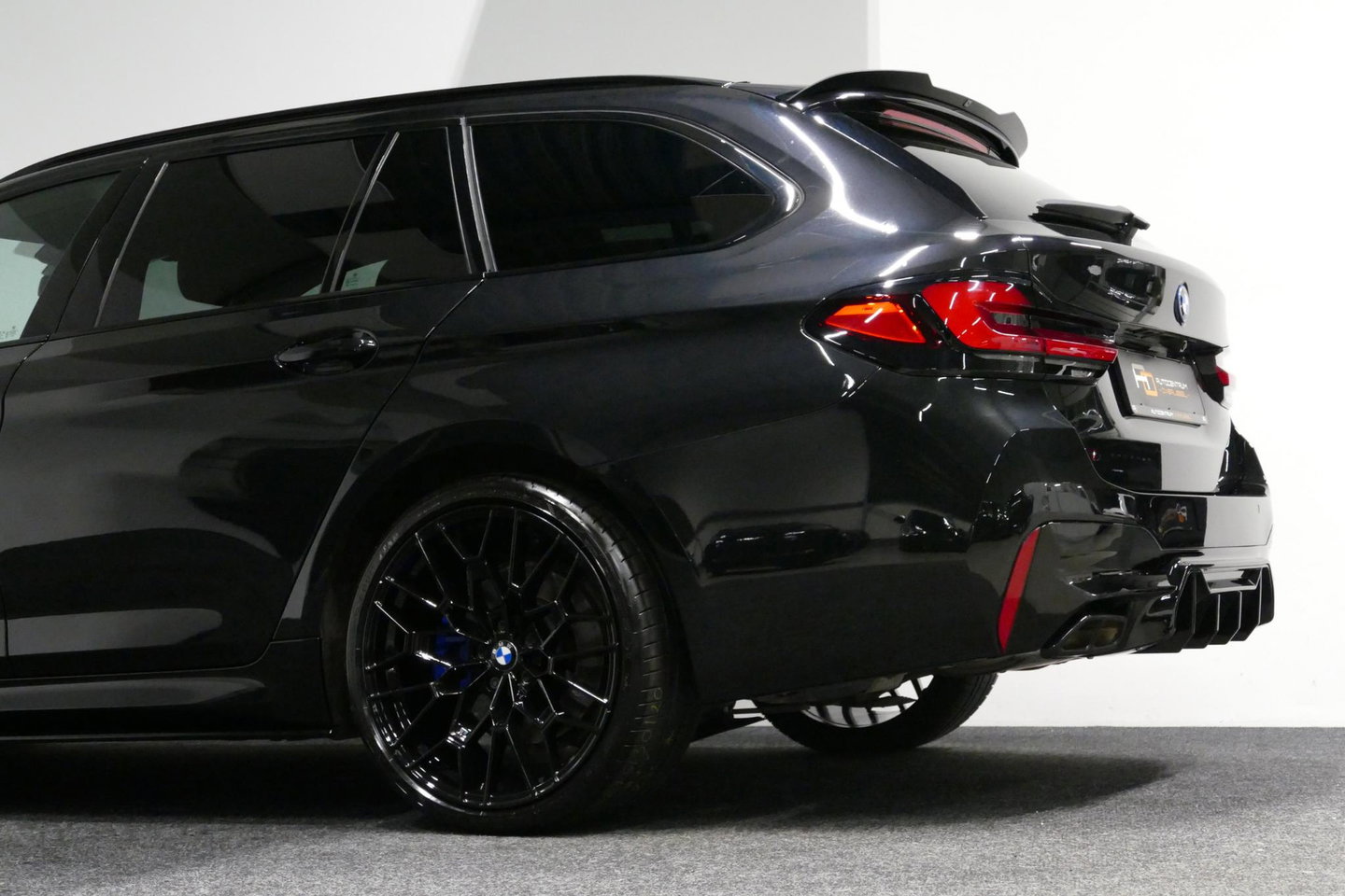 BMW 5 Serie 530e xDrive M Sport / M sport Bodykit / Elektr. verstelbare voorstoelen / 20'' LMV / Stoelverwarming / Ambienteverlichting / Full LED / Apple Carplay - Android Auto / Achteruitrijcamera / Sport stoelen / Dodehoek detectie / Lederen bekleding / Grootlichta