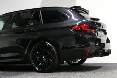 BMW 5 Serie 530e xDrive M Sport / M sport Bodykit / Elektr. verstelbare voorstoelen / 20'' LMV / Stoelverwarming / Ambienteverlichting / Full LED / Apple Carplay - Android Auto / Achteruitrijcamera / Sport stoelen / Dodehoek detectie / Lederen bekleding / Grootlichta