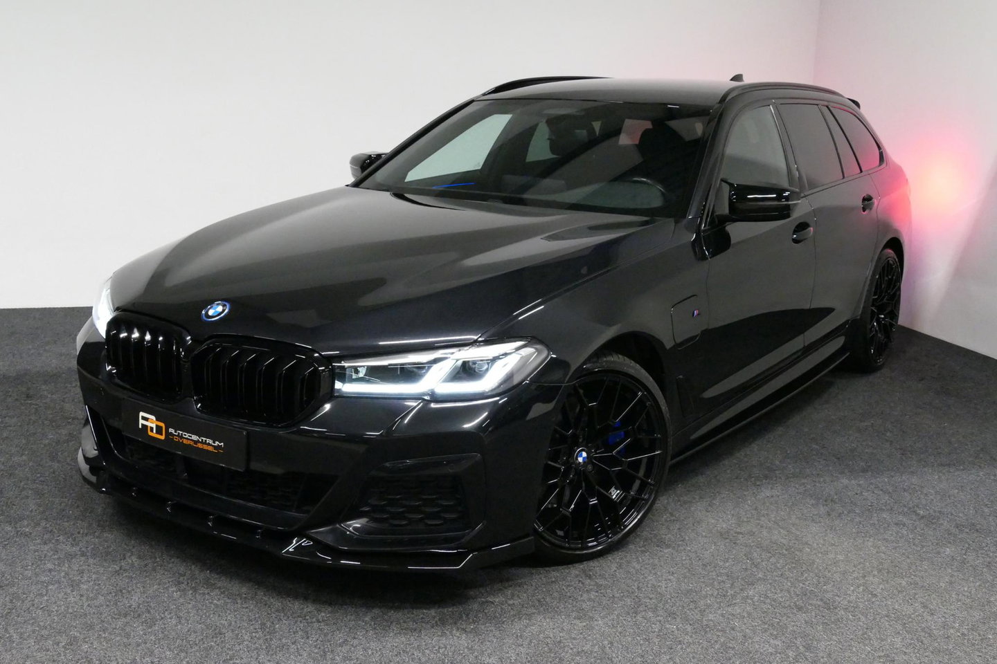 BMW 5 Serie 530e xDrive M Sport / M sport Bodykit / Elektr. verstelbare voorstoelen / 20'' LMV / Stoelverwarming / Ambienteverlichting / Full LED / Apple Carplay - Android Auto / Achteruitrijcamera / Sport stoelen / Dodehoek detectie / Lederen bekleding / Grootlichta