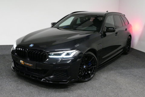 BMW 5 Serie 530e xDrive M Sport / M sport Bodykit / Elektr. verstelbare voorstoelen / 20'' LMV / Stoelverwarming / Ambienteverlichting / Full LED / Apple Carplay - Android Auto / Achteruitrijcamera / Sport stoelen / Dodehoek detectie / Lederen bekleding / Grootlichta
