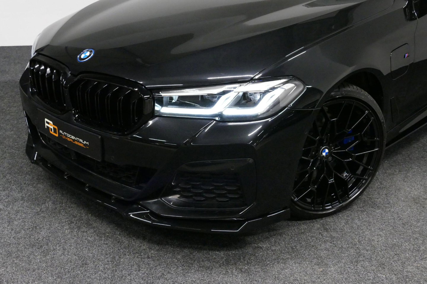 BMW 5 Serie 530e xDrive M Sport / M sport Bodykit / Elektr. verstelbare voorstoelen / 20'' LMV / Stoelverwarming / Ambienteverlichting / Full LED / Apple Carplay - Android Auto / Achteruitrijcamera / Sport stoelen / Dodehoek detectie / Lederen bekleding / Grootlichta