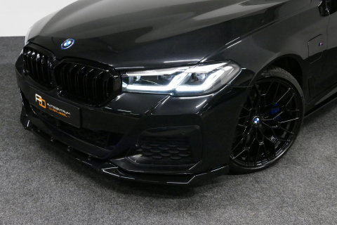 BMW 5 Serie 530e xDrive M Sport / M sport Bodykit / Elektr. verstelbare voorstoelen / 20'' LMV / Stoelverwarming / Ambienteverlichting / Full LED / Apple Carplay - Android Auto / Achteruitrijcamera / Sport stoelen / Dodehoek detectie / Lederen bekleding / Grootlichta