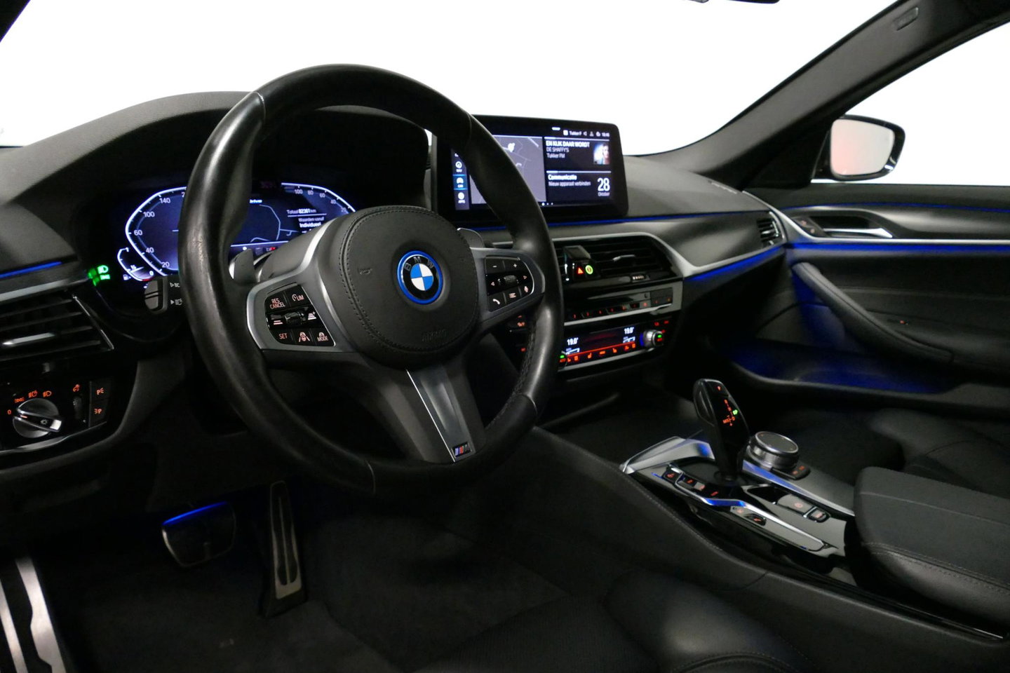 BMW 5 Serie 530e xDrive M Sport / M sport Bodykit / Elektr. verstelbare voorstoelen / 20'' LMV / Stoelverwarming / Ambienteverlichting / Full LED / Apple Carplay - Android Auto / Achteruitrijcamera / Sport stoelen / Dodehoek detectie / Lederen bekleding / Grootlichta