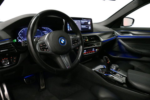 BMW 5 Serie 530e xDrive M Sport / M sport Bodykit / Elektr. verstelbare voorstoelen / 20'' LMV / Stoelverwarming / Ambienteverlichting / Full LED / Apple Carplay - Android Auto / Achteruitrijcamera / Sport stoelen / Dodehoek detectie / Lederen bekleding / Grootlichta