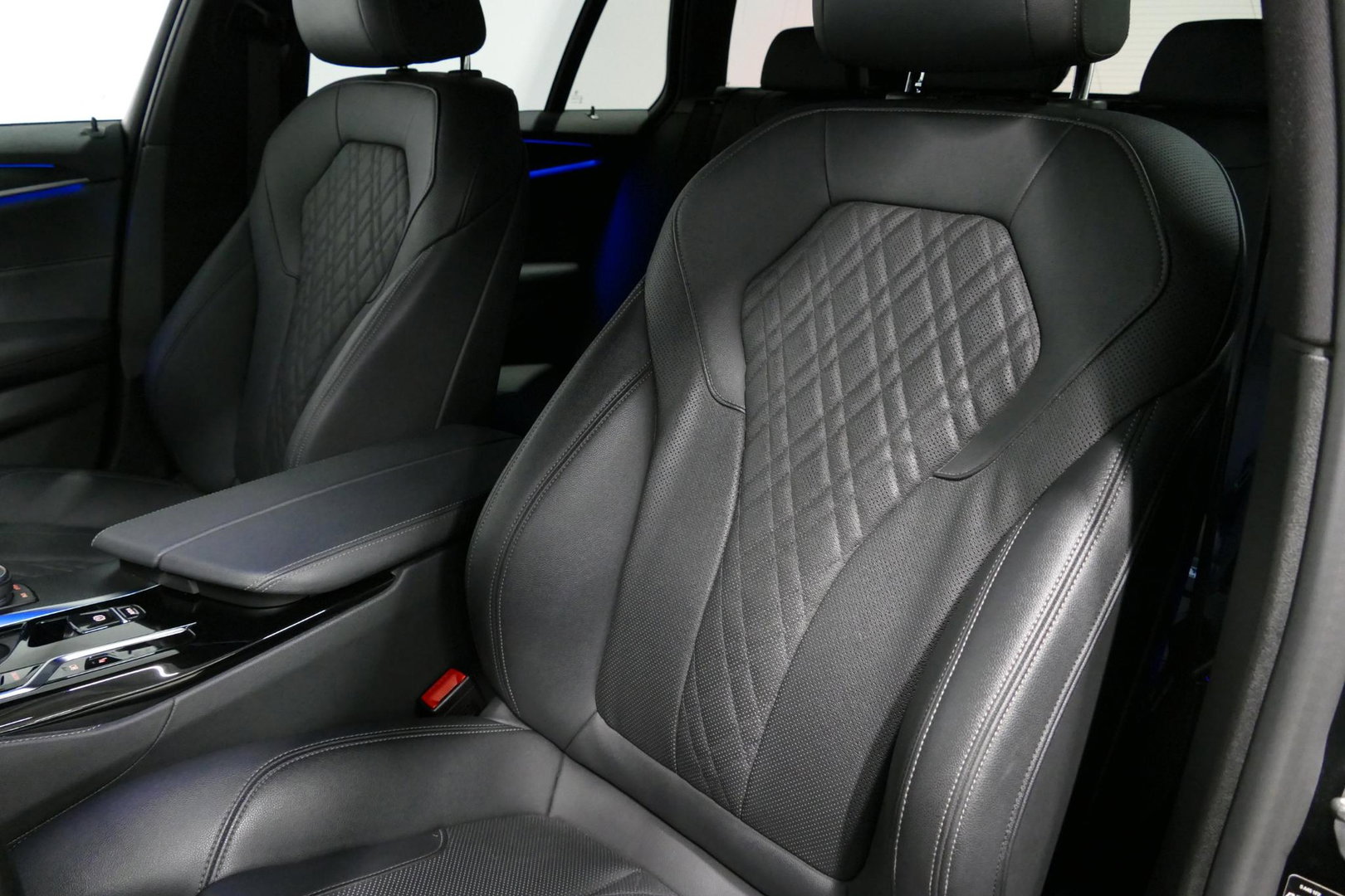BMW 5 Serie 530e xDrive M Sport / M sport Bodykit / Elektr. verstelbare voorstoelen / 20'' LMV / Stoelverwarming / Ambienteverlichting / Full LED / Apple Carplay - Android Auto / Achteruitrijcamera / Sport stoelen / Dodehoek detectie / Lederen bekleding / Grootlichta
