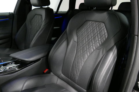 BMW 5 Serie 530e xDrive M Sport / M sport Bodykit / Elektr. verstelbare voorstoelen / 20'' LMV / Stoelverwarming / Ambienteverlichting / Full LED / Apple Carplay - Android Auto / Achteruitrijcamera / Sport stoelen / Dodehoek detectie / Lederen bekleding / Grootlichta