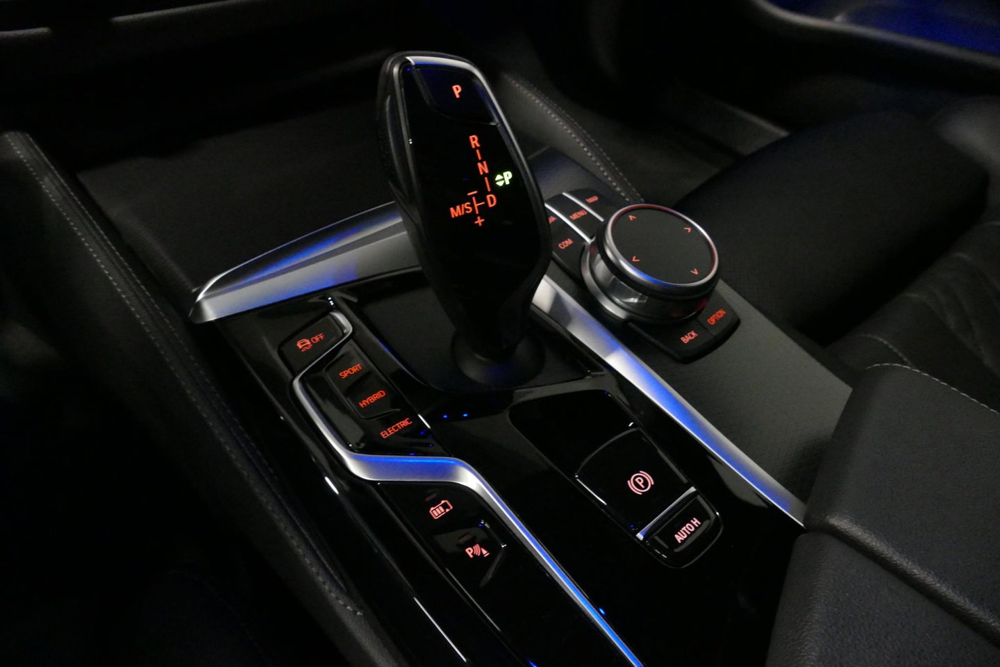 BMW 5 Serie 530e xDrive M Sport / M sport Bodykit / Elektr. verstelbare voorstoelen / 20'' LMV / Stoelverwarming / Ambienteverlichting / Full LED / Apple Carplay - Android Auto / Achteruitrijcamera / Sport stoelen / Dodehoek detectie / Lederen bekleding / Grootlichta