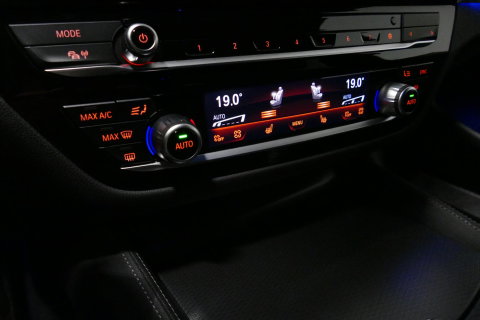BMW 5 Serie 530e xDrive M Sport / M sport Bodykit / Elektr. verstelbare voorstoelen / 20'' LMV / Stoelverwarming / Ambienteverlichting / Full LED / Apple Carplay - Android Auto / Achteruitrijcamera / Sport stoelen / Dodehoek detectie / Lederen bekleding / Grootlichta