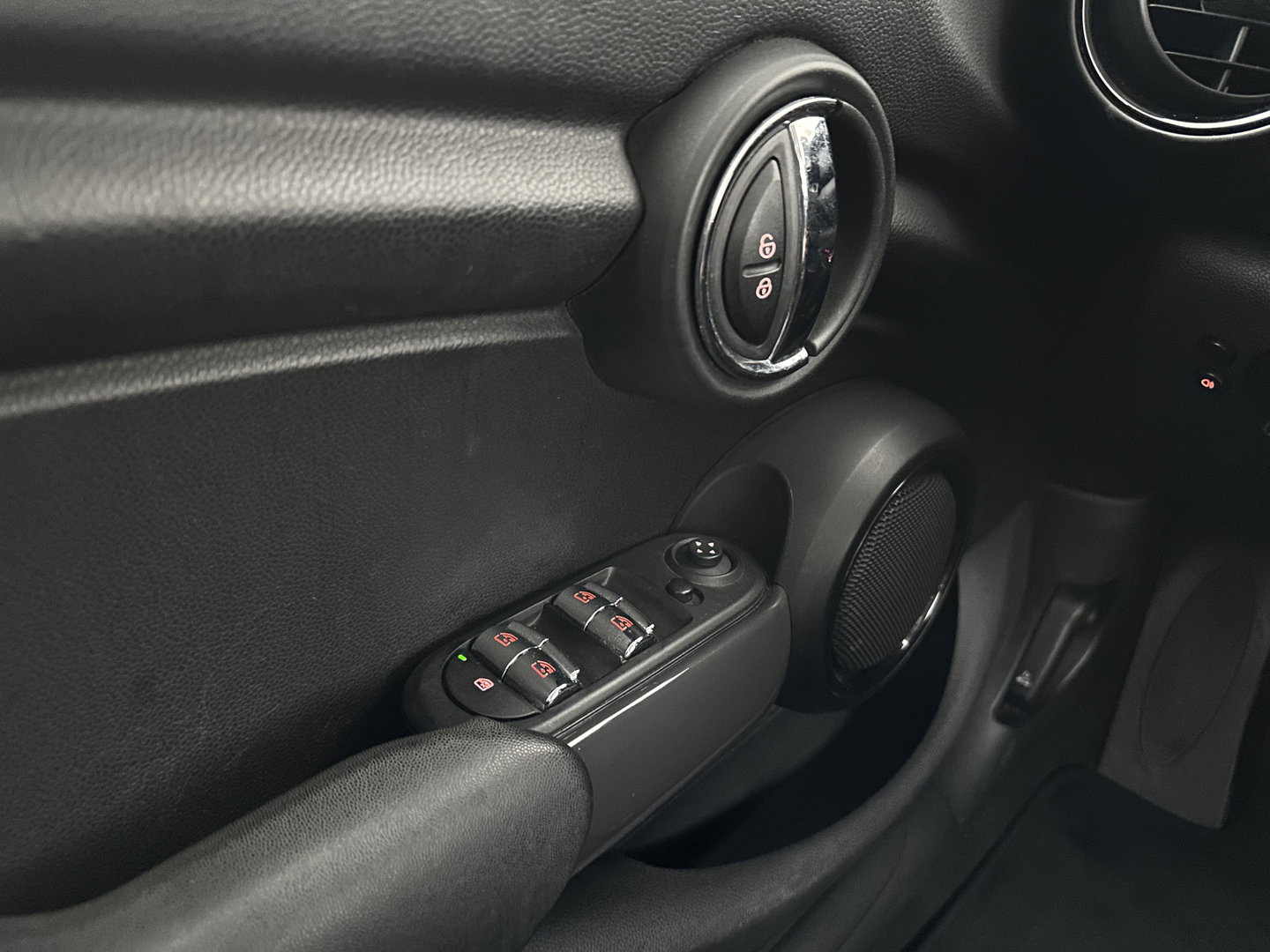 MINI 5-deurs 1.5 One D Business *NAVI-FULLMAP | AIRCO | CRUISE | PDC | COMFORT-SEATS | 16''ALU*