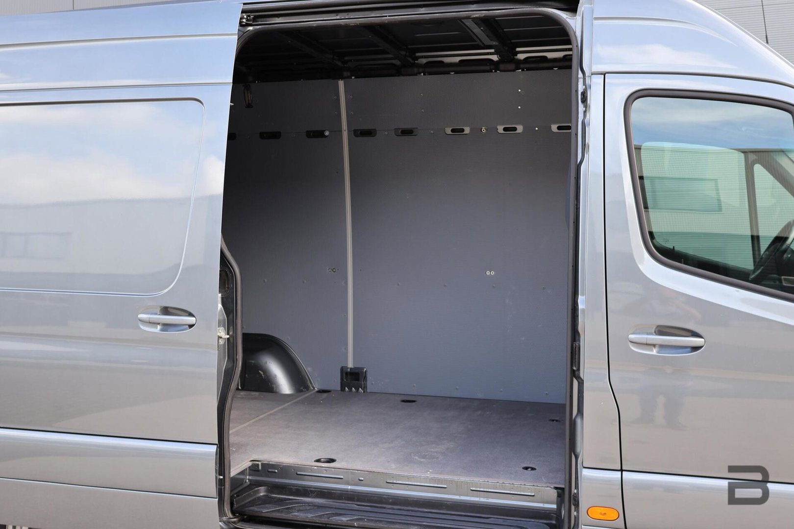 Mercedes-Benz Sprinter bestel 319 1.9 CDI L2H2 / LED / Geveerde Stoel / Groot Navi / Leer / Camera