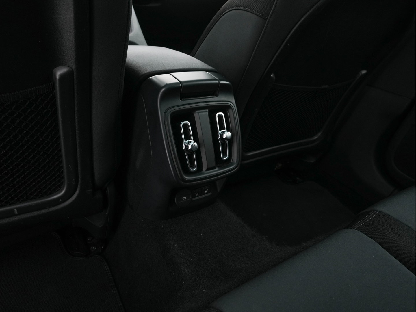 Polestar 2 Long Range Dual Motor 78 kWh [3-Fase-11kW] {SoH-88%} (INCL-BTW) Aut. *PANO | FULL-LED | HARMAN-KARDON | MEMORY-PACK | CAMERA | KEYLESS | LANE-ASSIST | DIGI-COCKPIT | CARPLAY | DAB+ | HEATED-COMFORTSEATS | CRUISE | TOWBAR | 20''ALU*