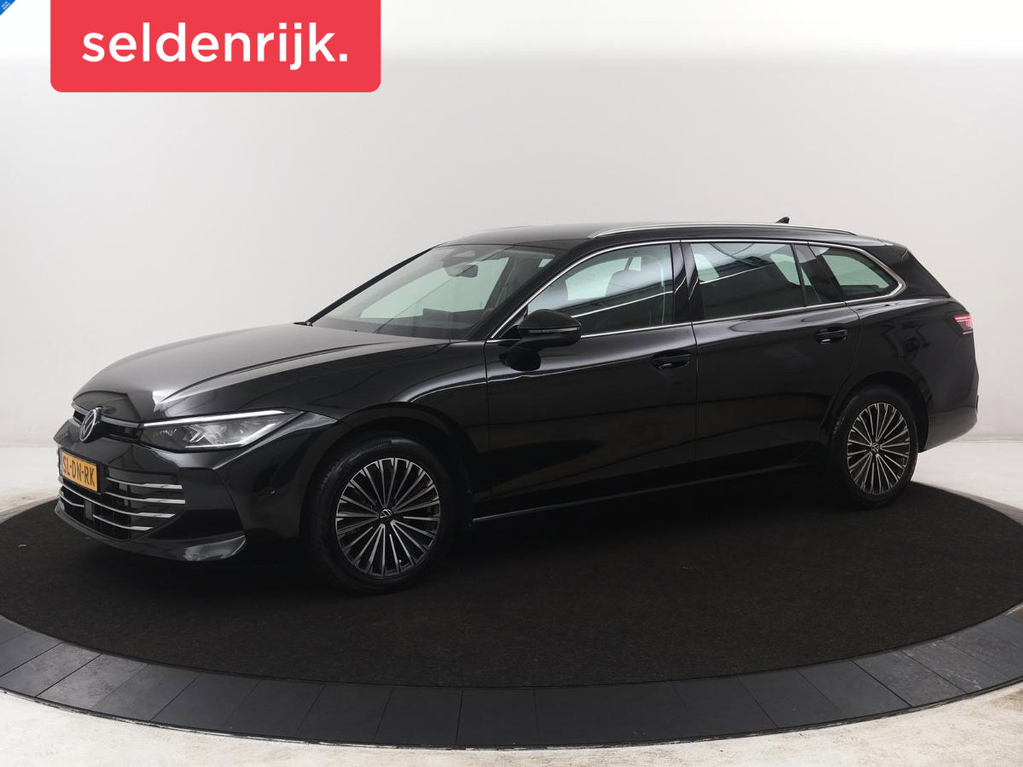 Volkswagen Passat Variant 1.5 eTSI MHEV Elegance | Leder/alcantara | Adaptive cruise | Head-up | Stuur/stoelverwarming | Camera | Park assist | Sfeerverlichting | Carplay