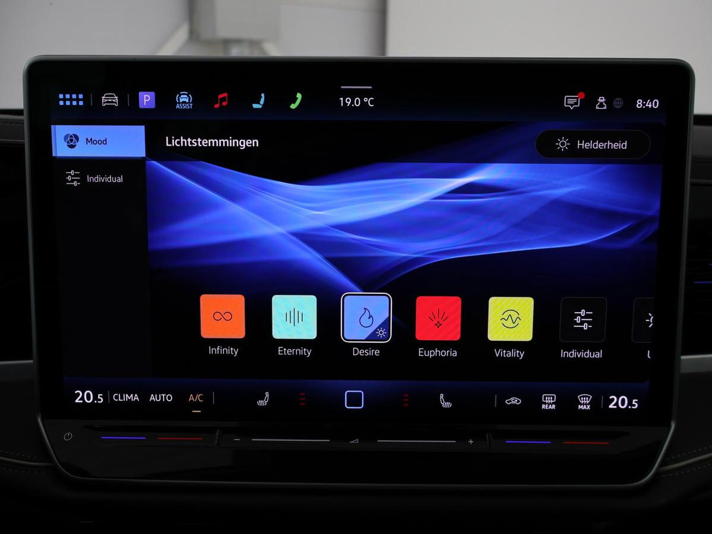 Volkswagen Passat Variant 1.5 eTSI MHEV Elegance | Leder/alcantara | Adaptive cruise | Head-up | Stuur/stoelverwarming | Camera | Park assist | Sfeerverlichting | Carplay
