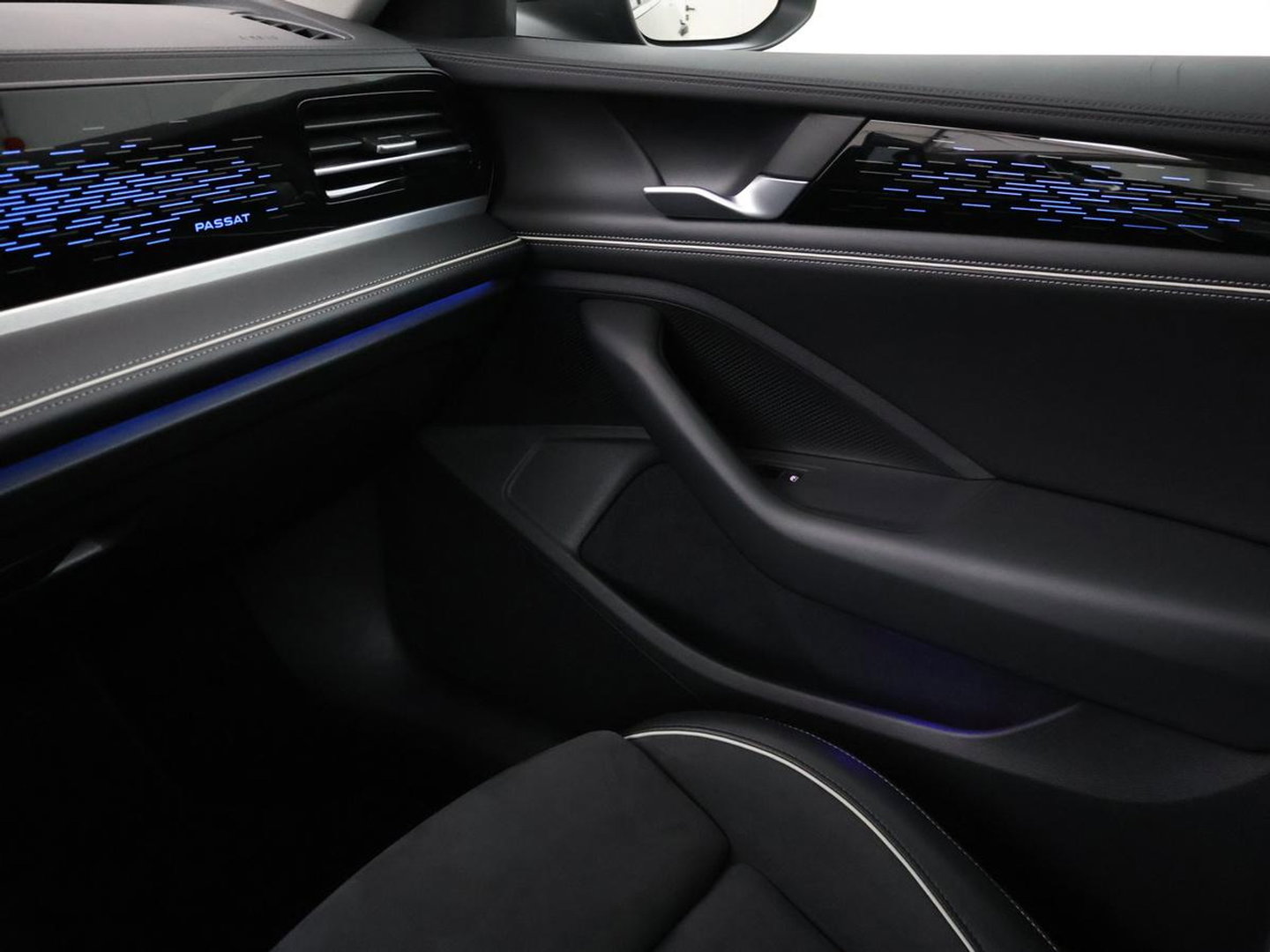 Volkswagen Passat Variant 1.5 eTSI MHEV Elegance | Leder/alcantara | Adaptive cruise | Head-up | Stuur/stoelverwarming | Camera | Park assist | Sfeerverlichting | Carplay