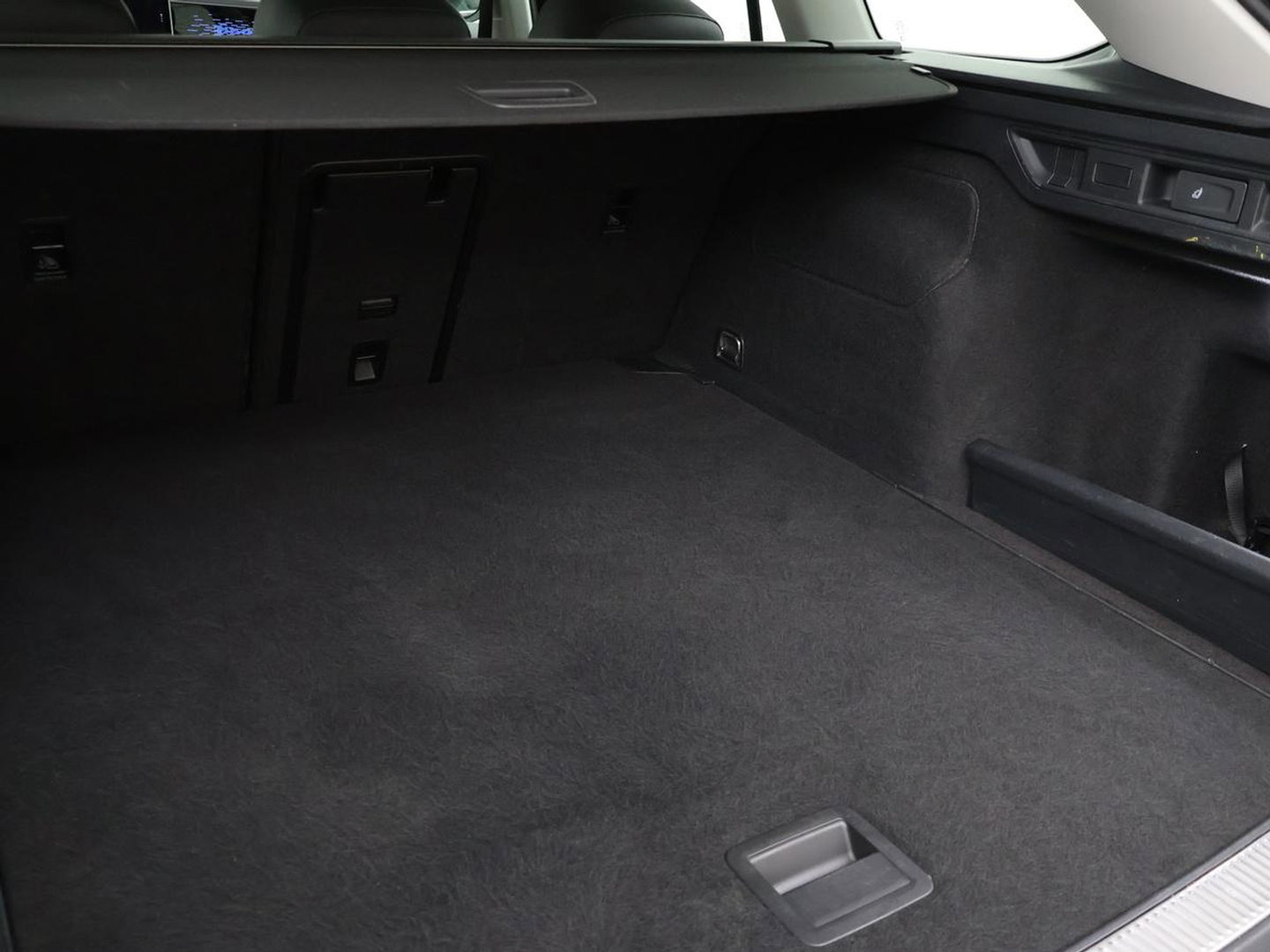 Volkswagen Passat Variant 1.5 eTSI MHEV Elegance | Leder/alcantara | Adaptive cruise | Head-up | Stuur/stoelverwarming | Camera | Park assist | Sfeerverlichting | Carplay