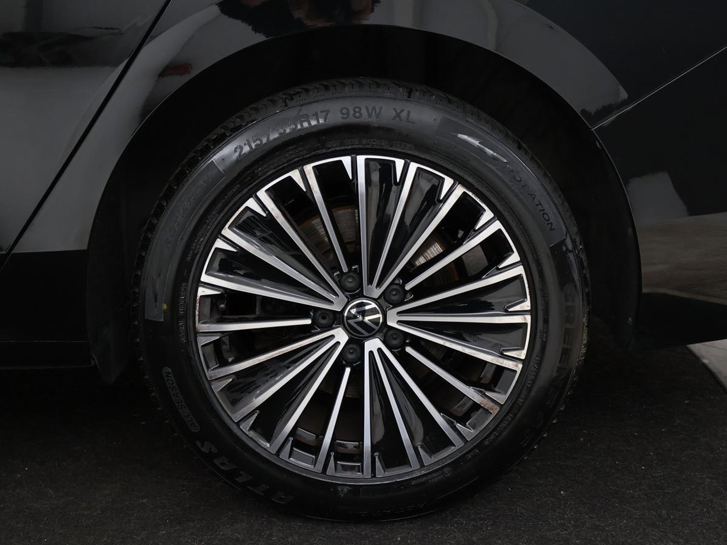 Volkswagen Passat Variant 1.5 eTSI MHEV Elegance | Leder/alcantara | Adaptive cruise | Head-up | Stuur/stoelverwarming | Camera | Park assist | Sfeerverlichting | Carplay