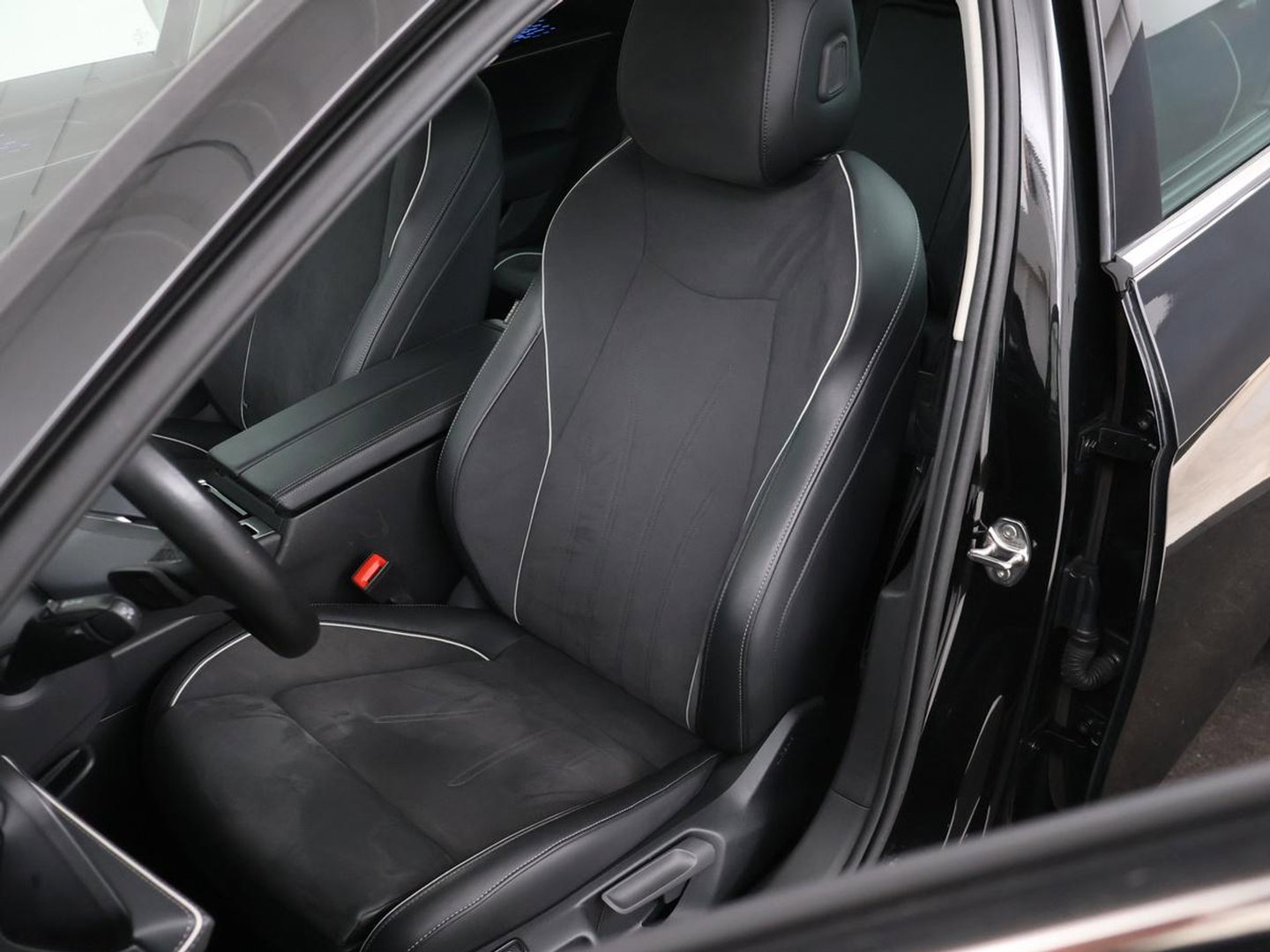 Volkswagen Passat Variant 1.5 eTSI MHEV Elegance | Leder/alcantara | Adaptive cruise | Head-up | Stuur/stoelverwarming | Camera | Park assist | Sfeerverlichting | Carplay