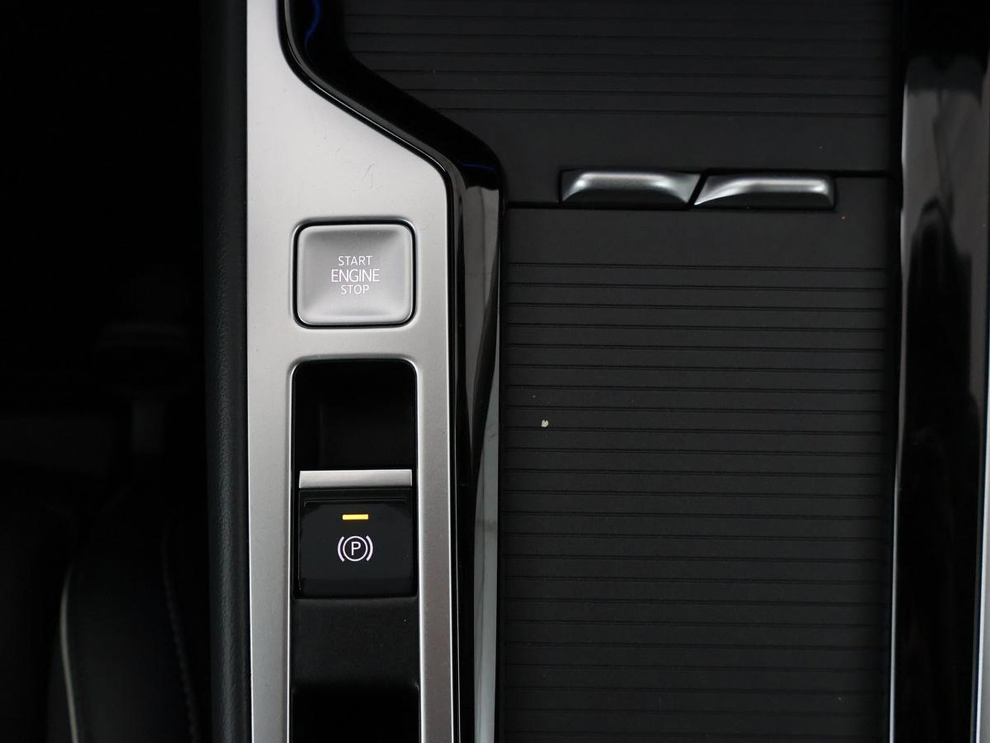 Volkswagen Passat Variant 1.5 eTSI MHEV Elegance | Leder/alcantara | Adaptive cruise | Head-up | Stuur/stoelverwarming | Camera | Park assist | Sfeerverlichting | Carplay