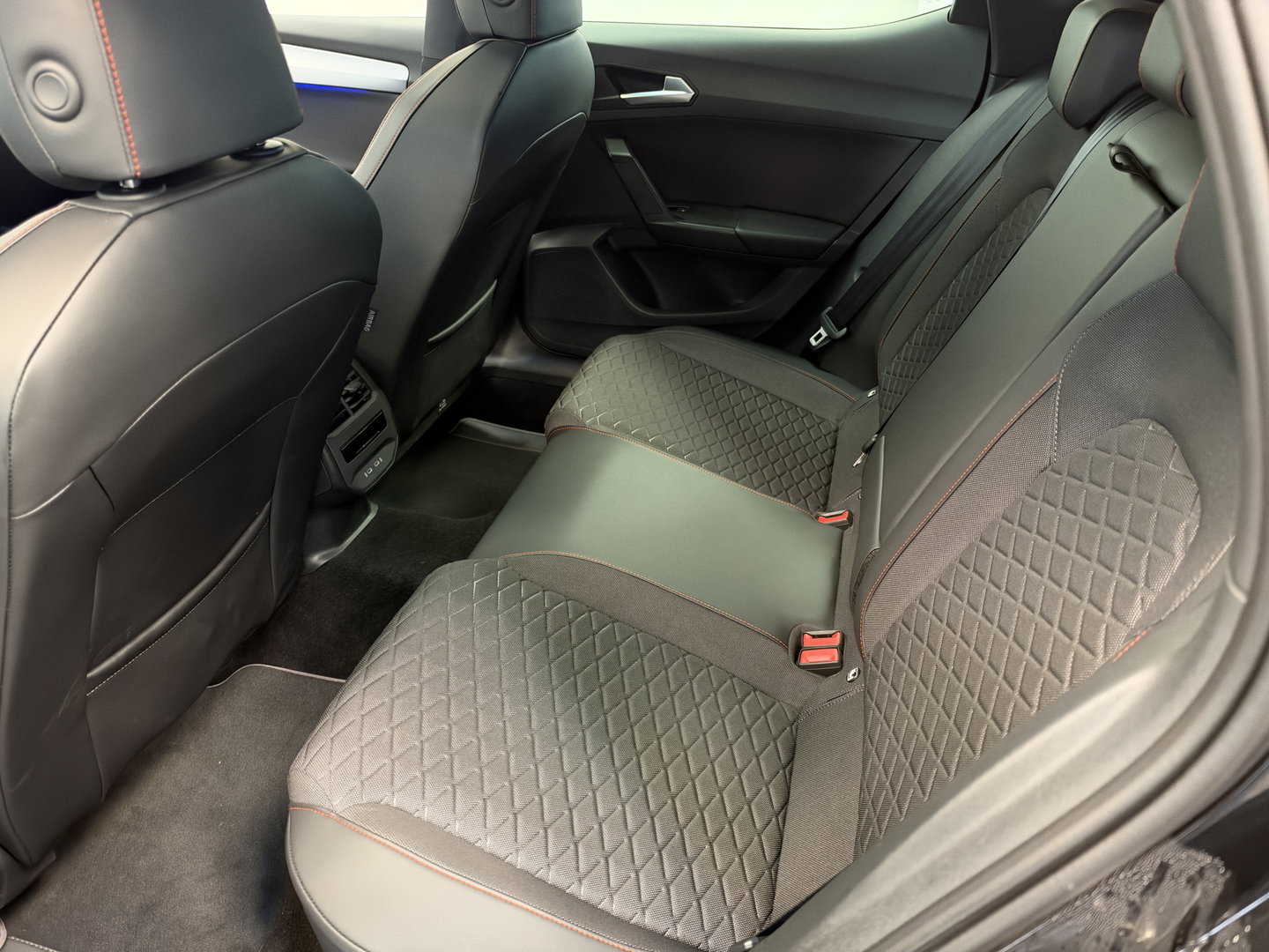SEAT Leon 1.4 TSI eHybrid PHEV FR Business Intense Panorama | Camera | ACC | Stuur- & Stoelverwarming