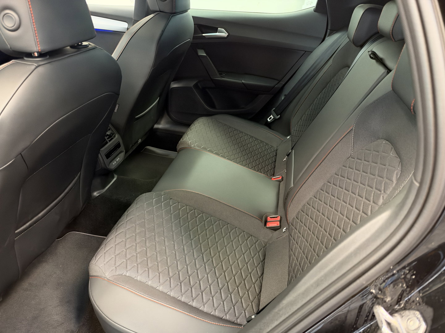 SEAT Leon 1.4 TSI eHybrid PHEV FR Business Intense Panorama | Camera | ACC | Stuur- & Stoelverwarming