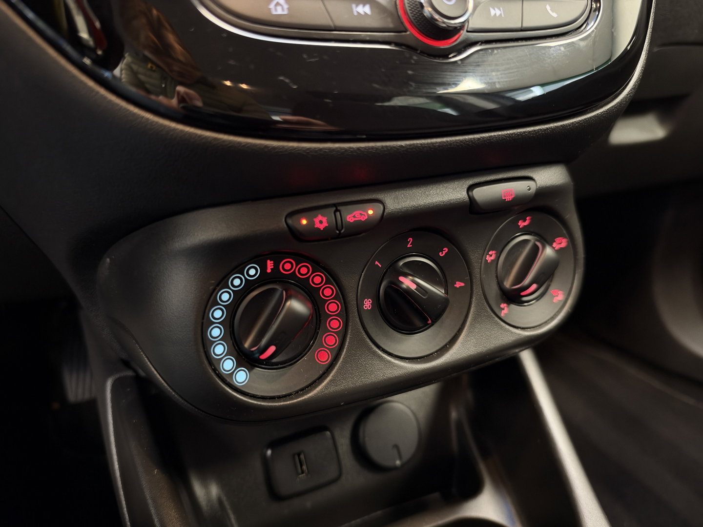 Opel Corsa 1.4 Favourite 5-Drs. Airco CruiseControl Navigatie