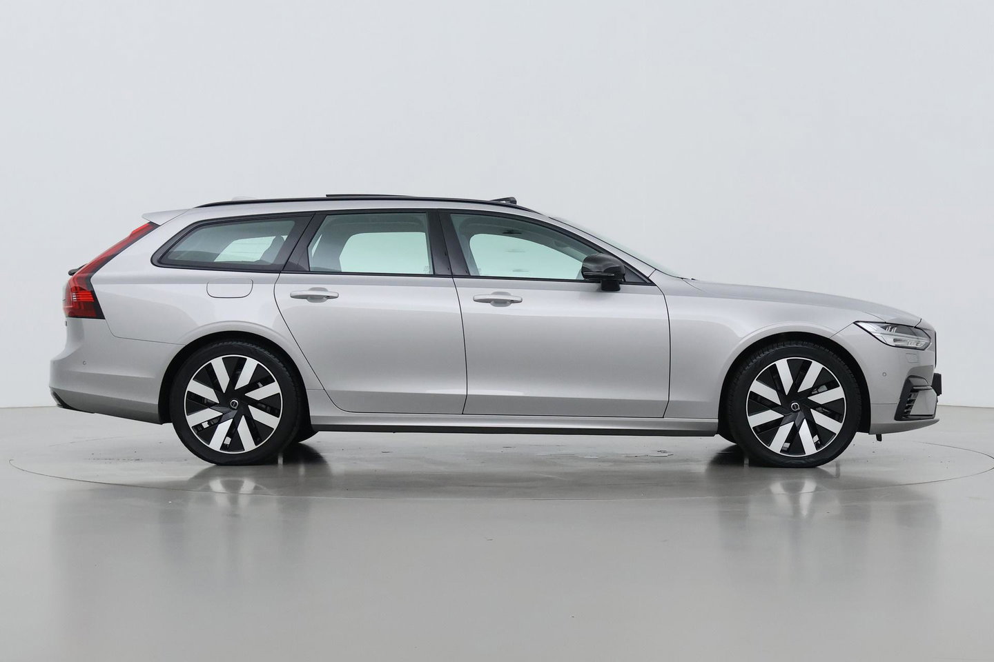 Volvo V90 T6 Ultra Dark | Panoramadak | Trekhaak | 360-camera | Head-Up | Harman/Kardon
