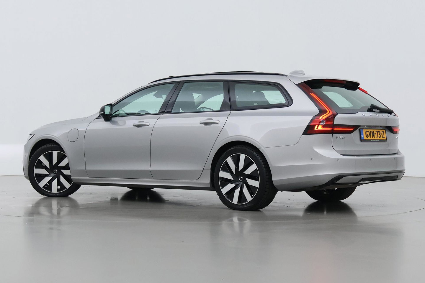 Volvo V90 T6 Ultra Dark | Panoramadak | Trekhaak | 360-camera | Head-Up | Harman/Kardon