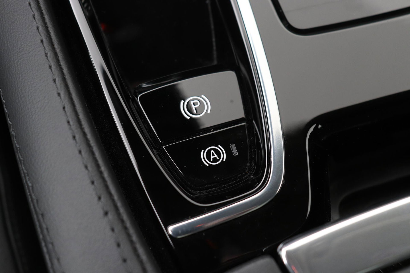 Volvo V90 T6 Ultra Dark | Panoramadak | Trekhaak | 360-camera | Head-Up | Harman/Kardon