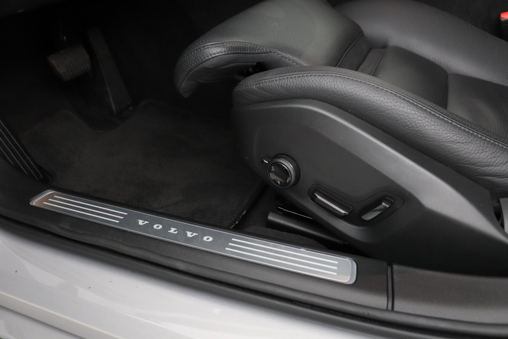 Volvo V90 T6 Ultra Dark | Panoramadak | Trekhaak | 360-camera | Head-Up | Harman/Kardon