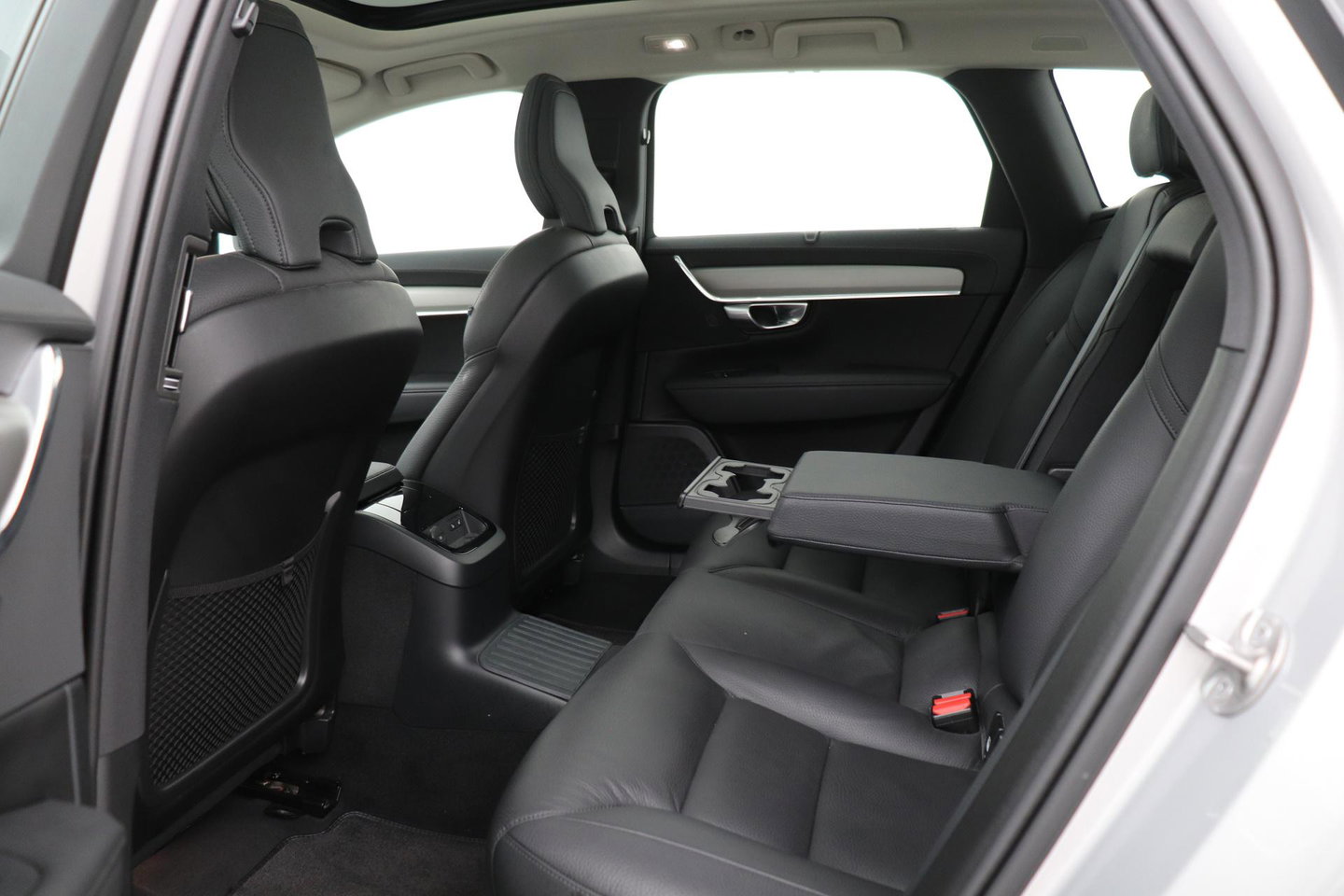 Volvo V90 T6 Ultra Dark | Panoramadak | Trekhaak | 360-camera | Head-Up | Harman/Kardon