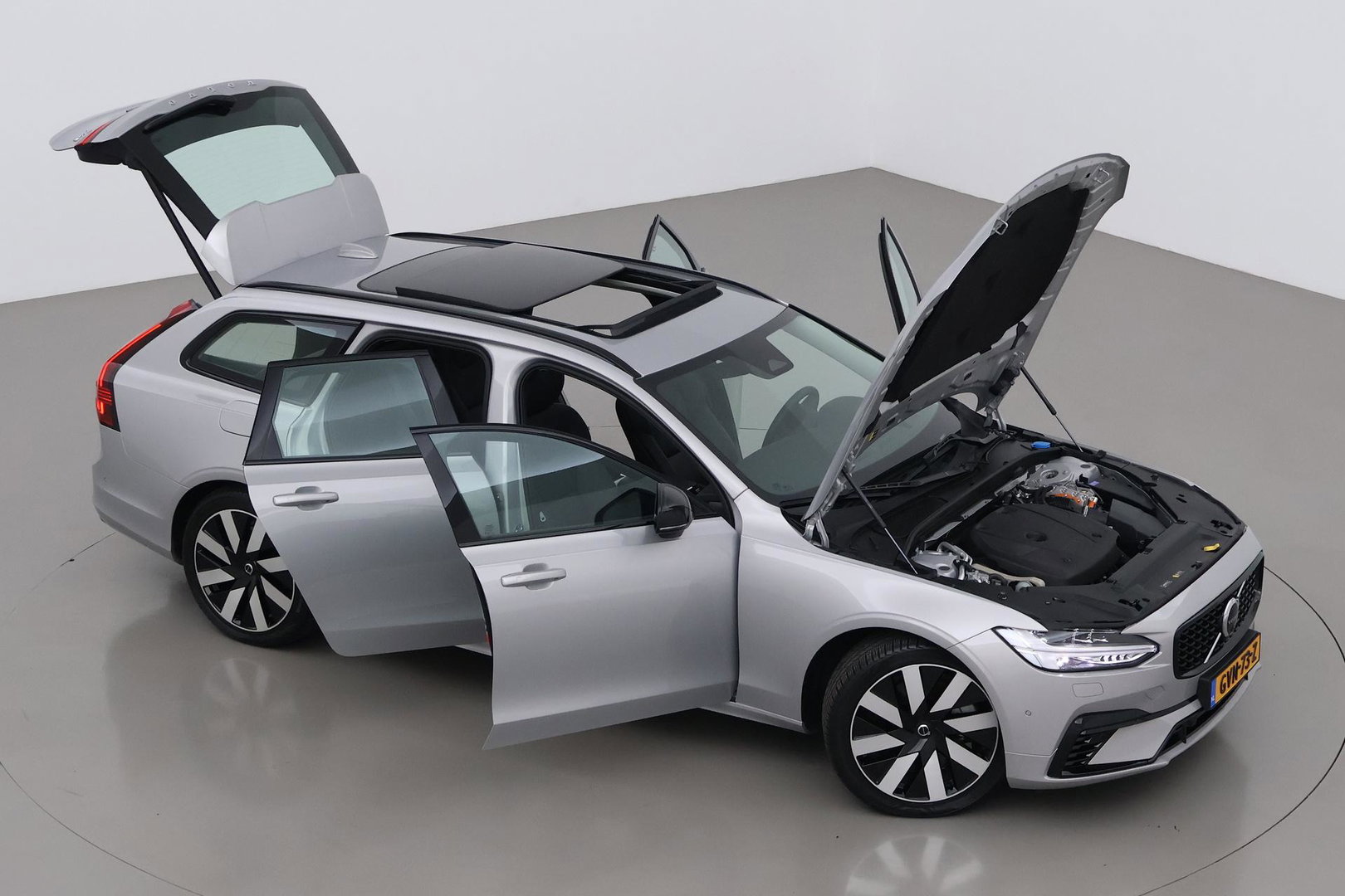 Volvo V90 T6 Ultra Dark | Panoramadak | Trekhaak | 360-camera | Head-Up | Harman/Kardon