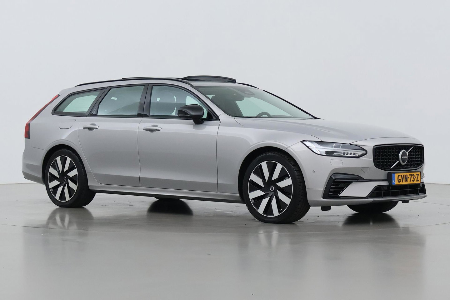 Volvo V90 T6 Ultra Dark | Panoramadak | Trekhaak | 360-camera | Head-Up | Harman/Kardon